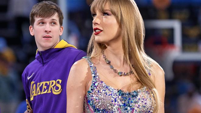 继与霉霉恋情谣言后，里弗斯被传约会网红，还遭对方男友炮轰_继与霉霉恋情谣言后，里弗斯被传约会网红，还遭对方男友炮轰_