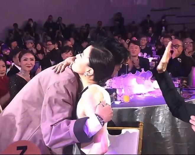 tvb视帝罗加良颁奖视频_英国女王颁奖_