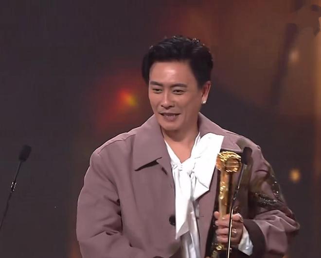 tvb视帝罗加良颁奖视频_英国女王颁奖_