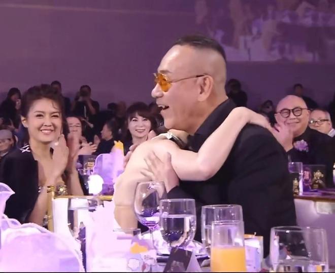 _tvb视帝罗加良颁奖视频_英国女王颁奖