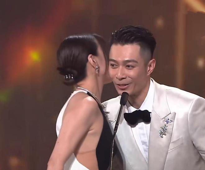 tvb视帝罗加良颁奖视频__英国女王颁奖