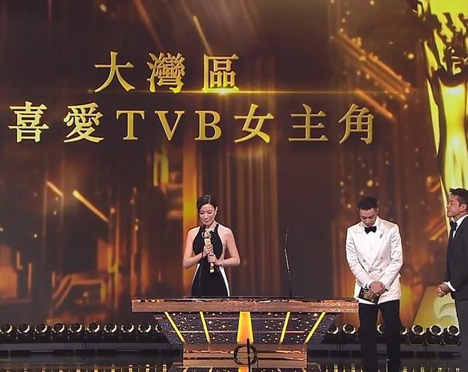 _tvb视帝罗加良颁奖视频_英国女王颁奖