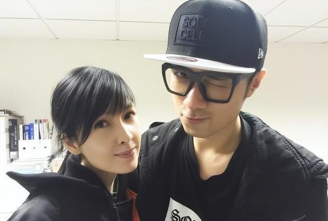 古巨基二胎喜得贵子，57岁太太高龄生娃成娱乐圈稀有幸福家庭__古巨基二胎喜得贵子，57岁太太高龄生娃成娱乐圈稀有幸福家庭