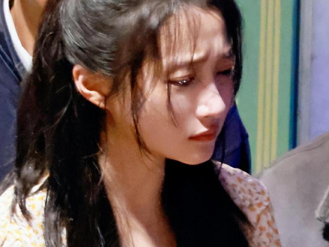 鹿晗关晓彤啊_鹿晗搂着关晓彤的腰_