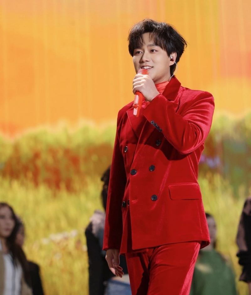 用拥抱开启新年!洛琦零点压轴演唱《相拥在一起》成浙江卫视跨年最暖时刻_用拥抱开启新年!洛琦零点压轴演唱《相拥在一起》成浙江卫视跨年最暖时刻_