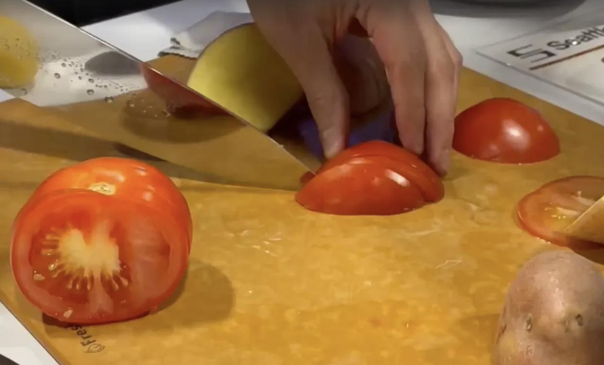 全球首款超声波厨刀C200 Ultrasonic亮相CES 2026_全球首款超声波厨刀C200 Ultrasonic亮相CES 2026_