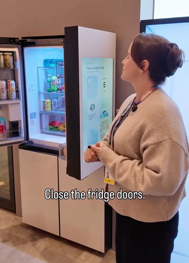 智能扫地机器人车玻璃压粘合__扫地机器人智能扫地吗