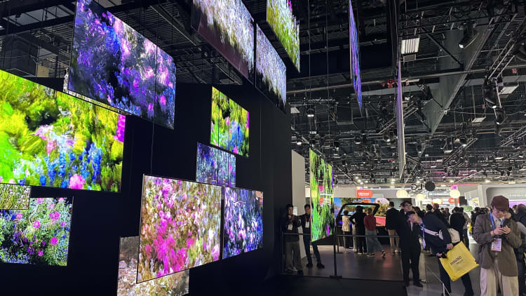 LG展出标志性的Wallpaper TV,机身厚度仅9mm。 廖家宜摄