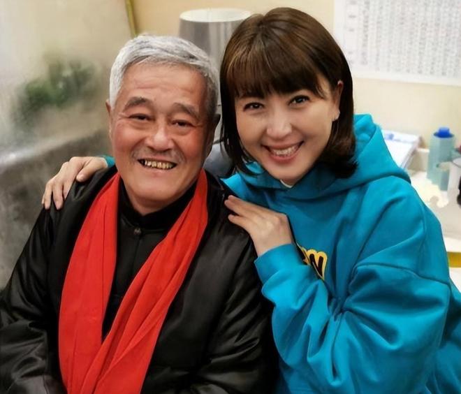 闫学晶事件升级！官媒批评毫不留情，她一反常态终究为狂妄买了单_闫学晶事件升级！官媒批评毫不留情，她一反常态终究为狂妄买了单_