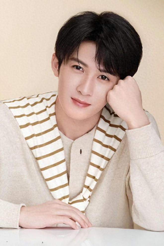 内娱金秀贤?曝顶流男星与小16岁女演员恋爱,女方回应信息量大_内娱金秀贤?曝顶流男星与小16岁女演员恋爱,女方回应信息量大_