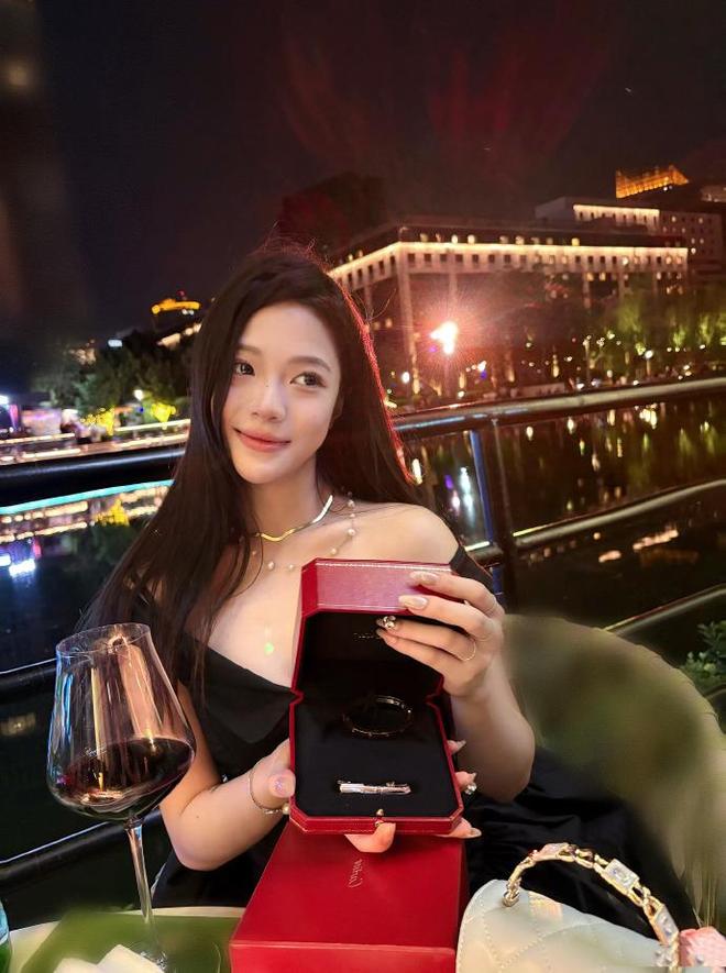 内娱金秀贤?曝顶流男星与小16岁女演员恋爱,女方回应信息量大_内娱金秀贤?曝顶流男星与小16岁女演员恋爱,女方回应信息量大_