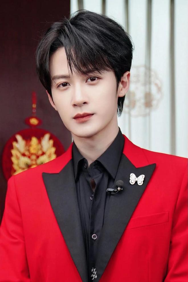 内娱金秀贤?曝顶流男星与小16岁女演员恋爱,女方回应信息量大_内娱金秀贤?曝顶流男星与小16岁女演员恋爱,女方回应信息量大_