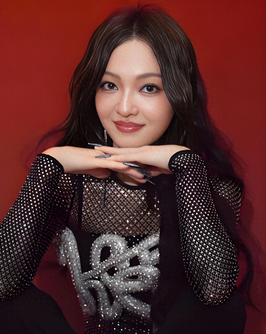 _因爱国，被骂上热搜？这位女星不容易！_因爱国，被骂上热搜？这位女星不容易！