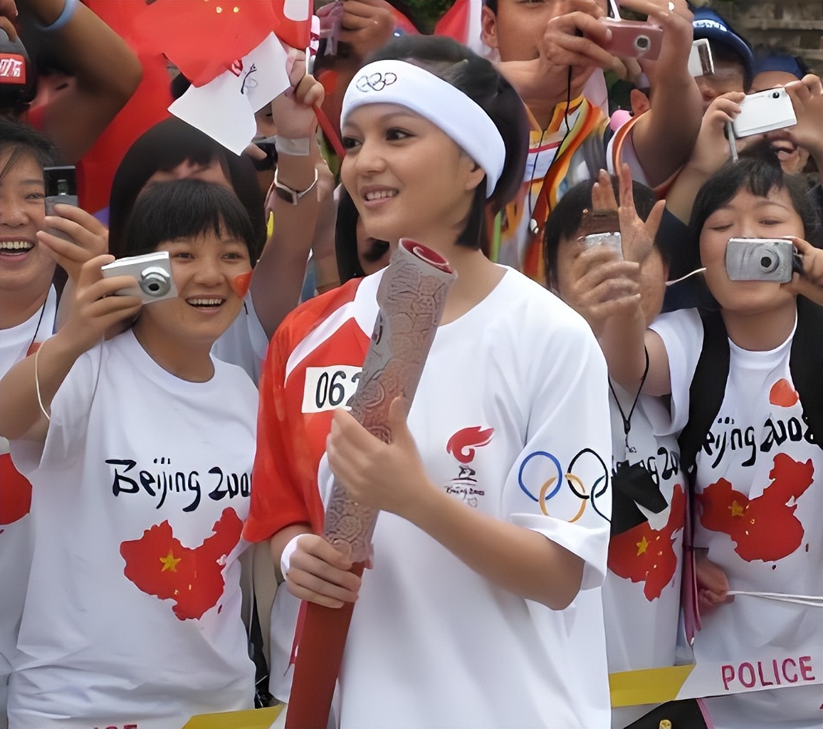 因爱国，被骂上热搜？这位女星不容易！_因爱国，被骂上热搜？这位女星不容易！_