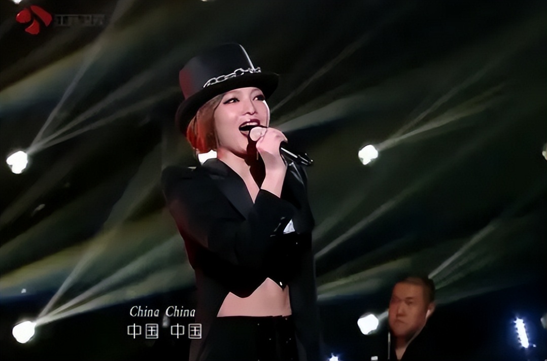 因爱国，被骂上热搜？这位女星不容易！__因爱国，被骂上热搜？这位女星不容易！